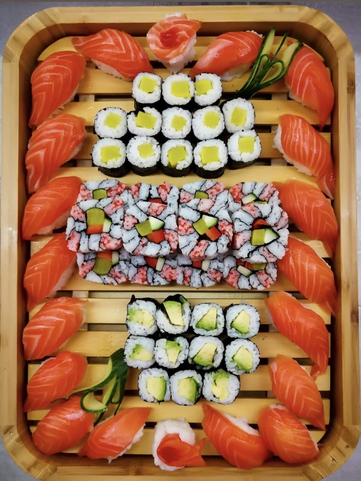 Sushi-Platte mit Lachs-Nigiri und Maki vom Buffet